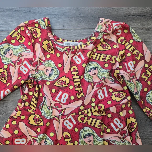 Taylor Swift KC Chiefs Travis Kelce Girls Dress Size 3 Hand Hearts Football - Picture 2 of 7